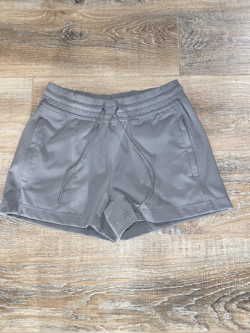 Aritzia TnaSLICK Warm-Up 3" Short Gray XS Nwot